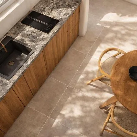 شقة Neso - Stylish Poolside Escape For 6 In *