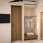 Neso - Stylish Poolside Escape For 6 In Appartamento *