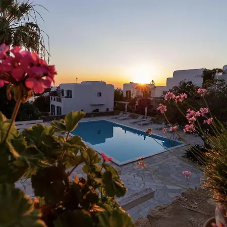Neso - Stylish Poolside Escape For 6 In Apartmán *